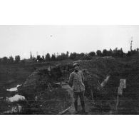 [Jean Gélas pose sur un chemin de tranchée, s.d.]