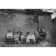 [Portrait de famille dans un jardin, s.d.]