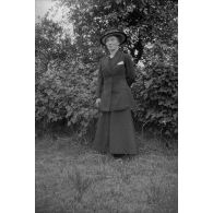 [Portrait d'une femme en extérieur, s.d.]