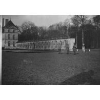 [Trois soldats du service de santé dans le jardin du château de Raray (Oise), s.d.]