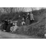 [Portrait de famille sur un tallus, s.d.]