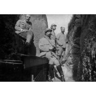 [Soldats dans une tranchée, s.d.]