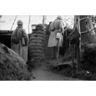 [Deux soldats au poste de surveillance, s.d.]