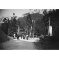 [Halte d'une famille sur une route de montagne, 1920]