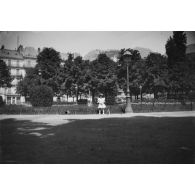 [Portrait d'un enfant dans un jardin public, 1920.]