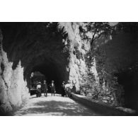 [Portrait de famille sur une route de montagne, dans le massif de la Chartreuse, 1920]