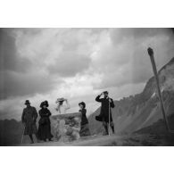 [Photographie de groupe sur un point de vue dans les Alpes].