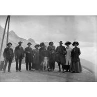 [Photographie de groupe à la montagne].
