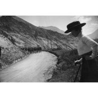 [Passage d'un régiment de chasseurs alpins sur une route de montagne].