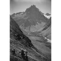[Groupe de promeneurs dans les environs de la Grande Ruine].