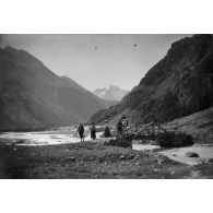 [Passage d'un ruisseau en haute-montagne].