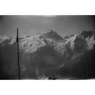 [Femme face à un point de vue la montagne de la Meije].