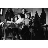 [Photographie de groupe floue dans un intérieur].