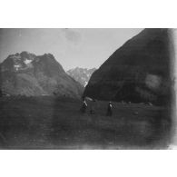 [Deux femmes et un garçon en haute montagne].