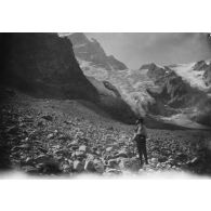 [Randonneur en haute montagne].