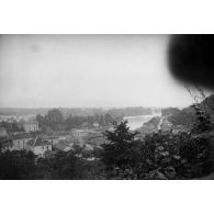 [Zone urbaine longeant un cours d'eau, s.d.]