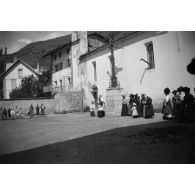 [Cérémonie religieuse sur une place de village, s.d.]