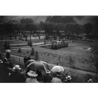 [Dans le public d'un concours hippique, s.d.]