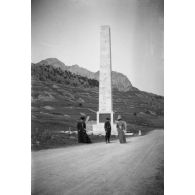 [Portrait de groupe devant l'obélisque dit "Napoléon" de Montgenèvre (Hautes-Alpes), s.d.]