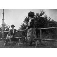 [Jean Gélas et une femme, sur le bord d'un chemin, s.d.]