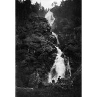 [Deux femmes devant une cascade, s.d.]