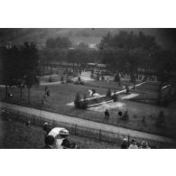 [Dans le public d'un concours hippique, s.d.]