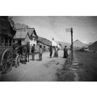 [Bord de route à l'entrée d'un village, s.d.]