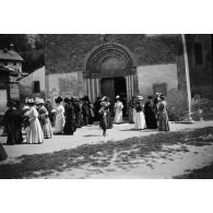 [Sortie de messe à l'église, s.d.]