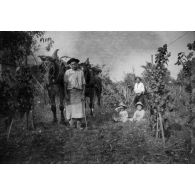 [Enfants posant avec des agriculteurs, s.d.]