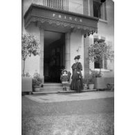 [Une femme âgée et enfant devant l'entrée d'un hôtel "Prince", s.d.]