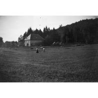 [Deux femmes dans un champ, s.d.]