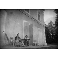 [Portrait de famille sur une terrasse, s.d.]