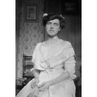 [Portrait de femme dans un intérieur, s.d.]
