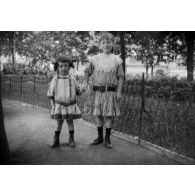 [Portrait de deux fillettes dans un jardin public, s.d.]