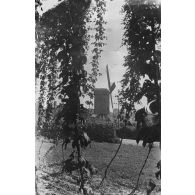 [Vue d'un moulin à vent dans la campagne, s.d.]