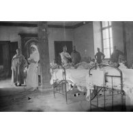 [Personnel du service de santé posant aux côtés de blessés dans un hôpital de campagne, s.d.]