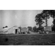 [Camions de la Croix-Rouge et du Croissant-Rouge devant un hôpital de campagne, s.d.]