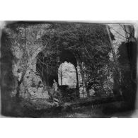 [Jean Gélas posant sur un cheval devant une ruine, s.d.]