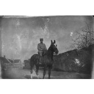 [Jean Gélas posant à cheval dans une rue, s.d.]