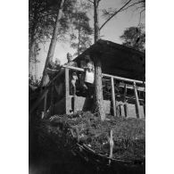 [Jean Gélas et deux camarades devant une cabane, s.d.]