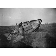 [Char britannique accidenté, s.d.]