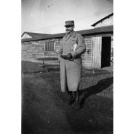 [Capitaine devant un baraquement, s.d.]