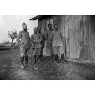[Portrait de groupe dont Jean Gélas au fond, s.d.]
