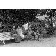 [Portrait de famille dans un jardin, s.d.]