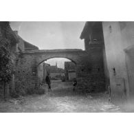 [Un homme et un enfant posent dans un village, s.d.]