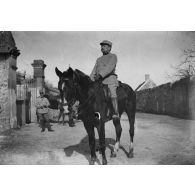 [Portrait d'un cavalier sur son cheval, s.d.]