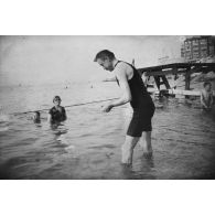 [Baignade familiale, s.d.]