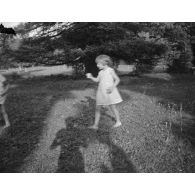 [Une fillette dans un jardin, s.d.]