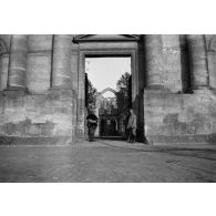 [Deux soldats à l'entrée de l'abbaye d'Ourscamp, s.d.]