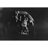 [Photographie de groupe en clair-obscur, s.d.]